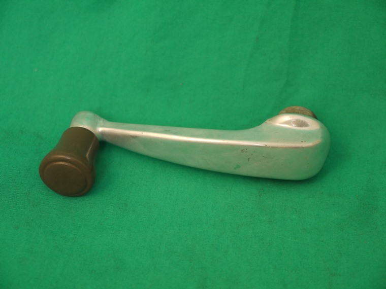 1x11x665_BR_kl Fensterkurbel Rolle braun