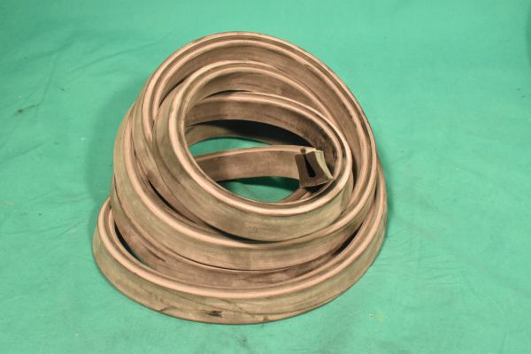 3x10x100_kl Moosgummiprofil Motordeckel, 2630mm lang