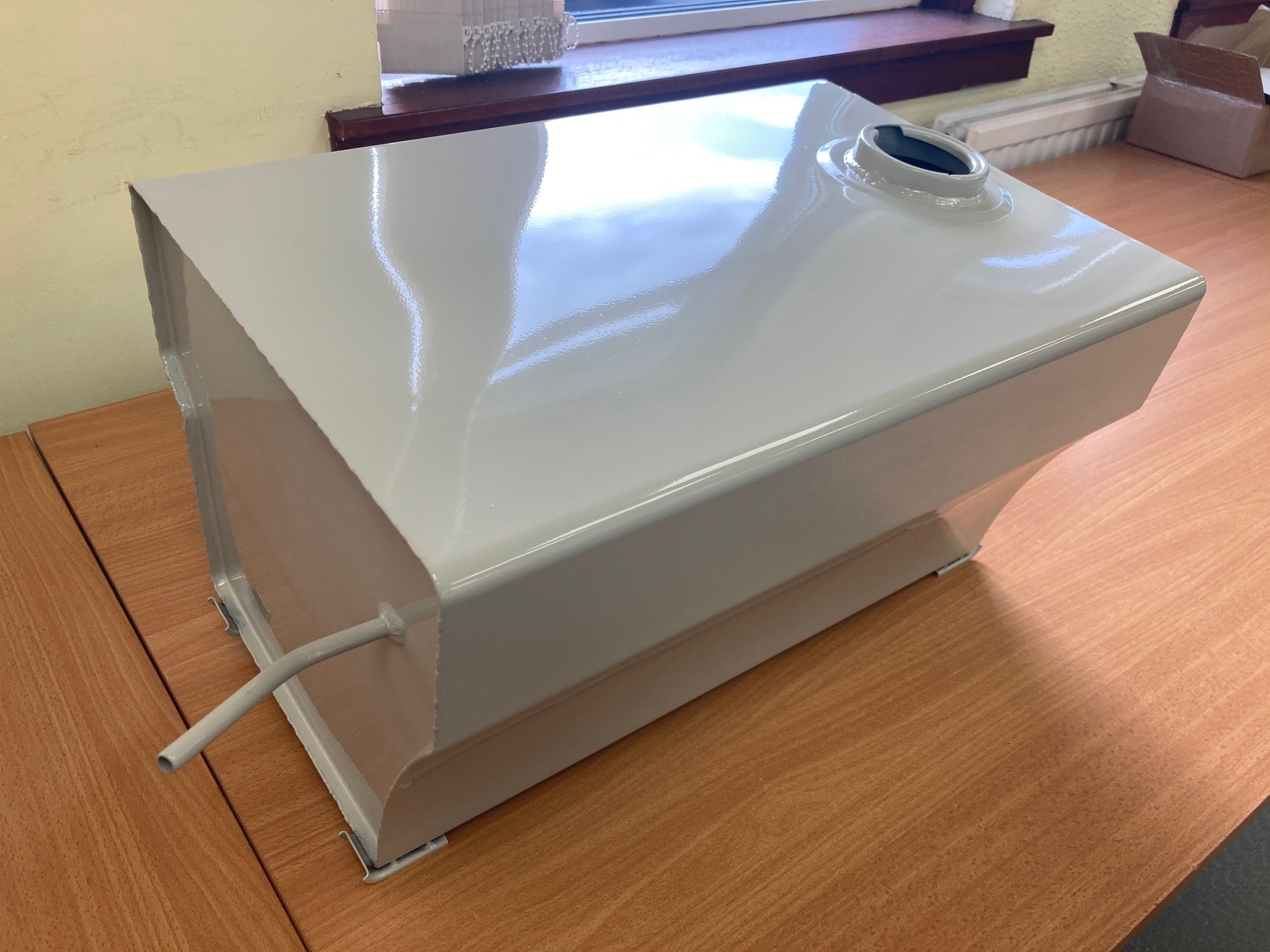 7001672002_b Benzintank 1. Serie hinten rechts