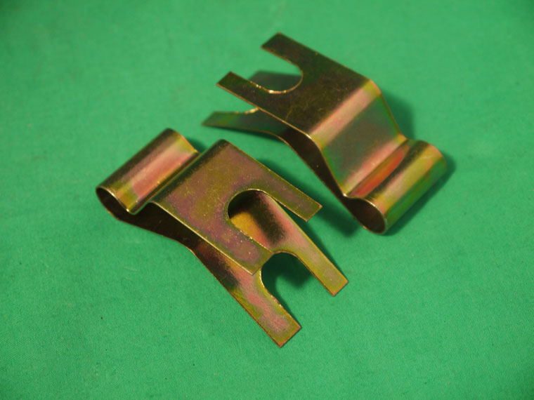 2x8x402_kl Paar Handbremshalteschellen