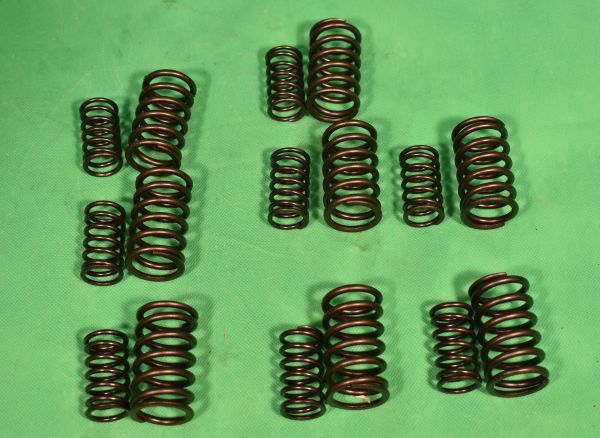 8x1x241_kl Satz Ventilfedern X1/9,124