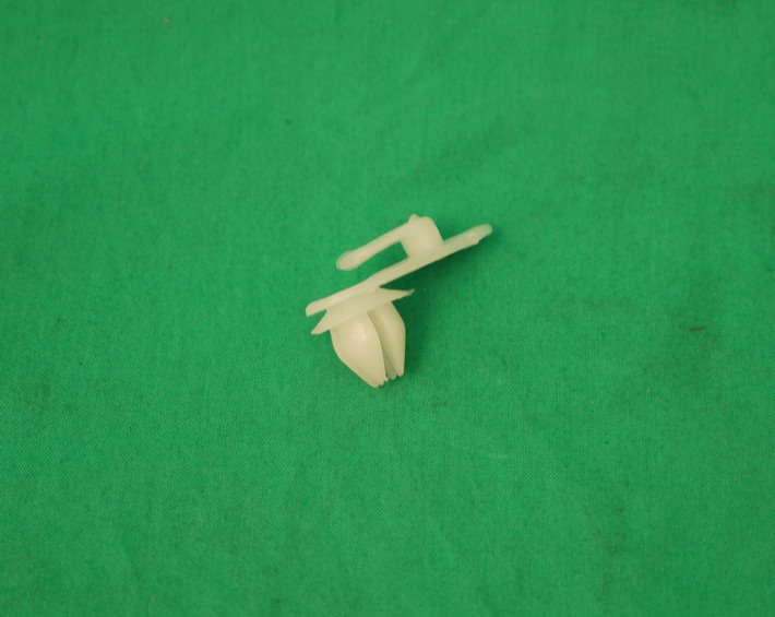 1x11x642_kl Schlachtklammer für Türverkleidung Kunststoff