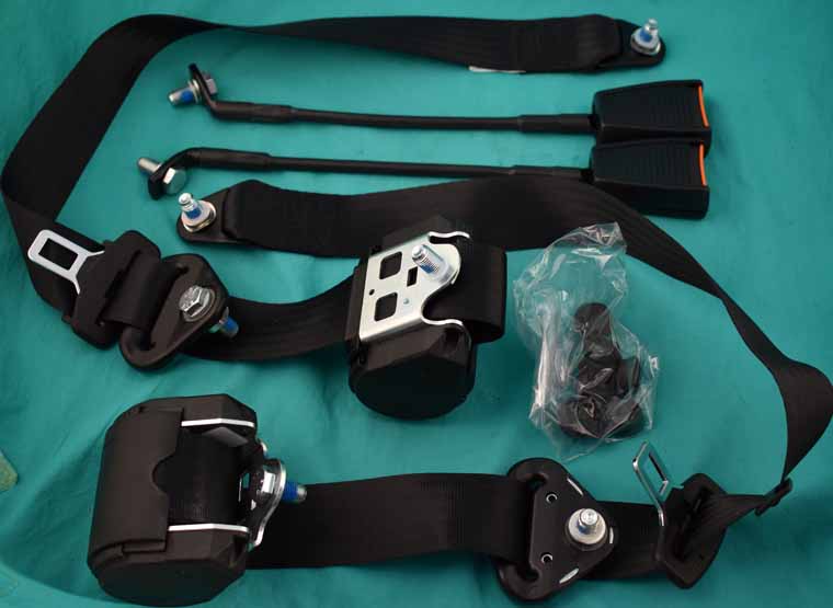 1x11x836_NEU_kl Paar Sitzgurte Automatik